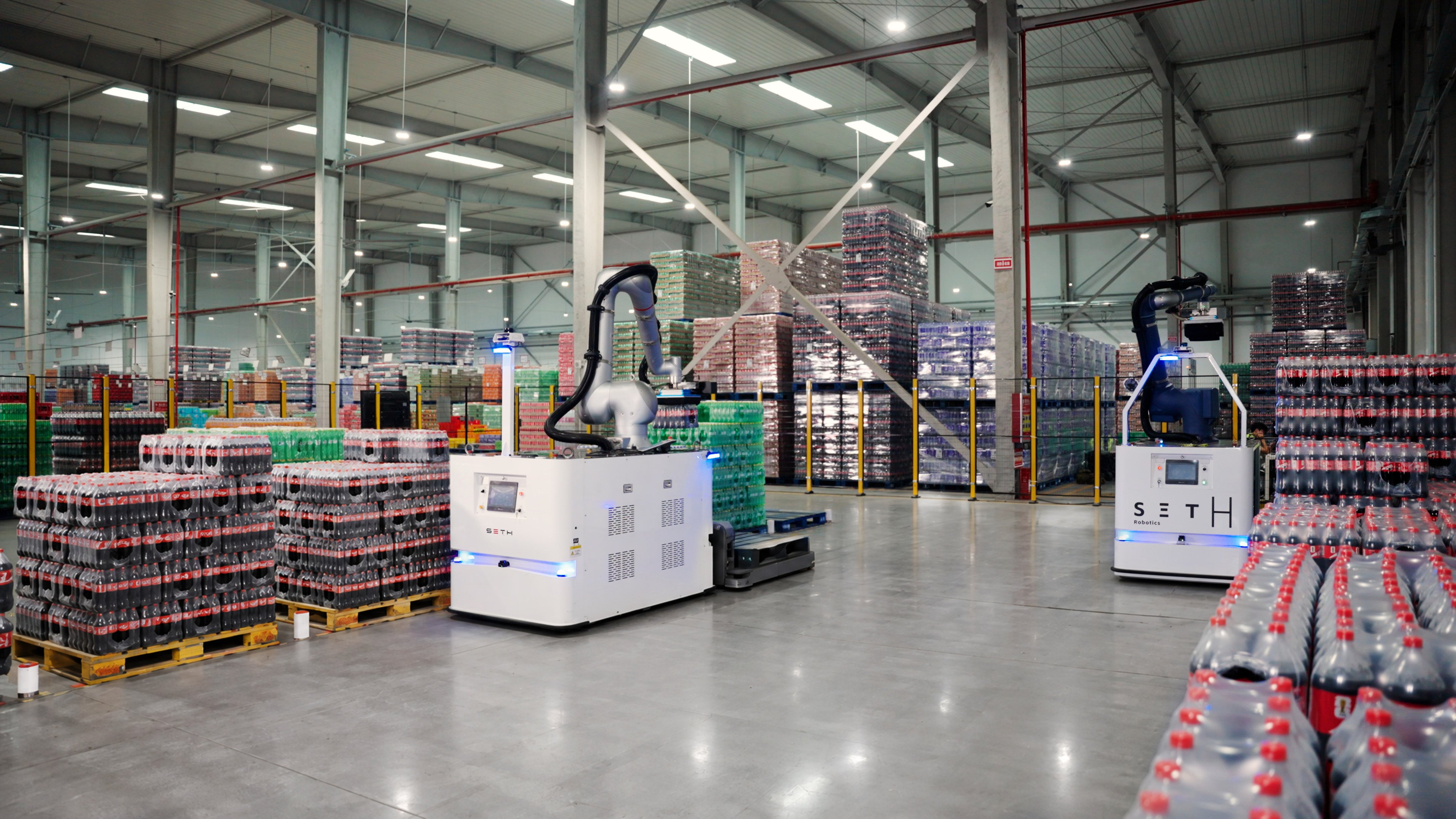 Robots desarrollados por Seth Robotics, con sede en Hangzhou, recogiendo mercancía en la fábrica inteligente de Swire Coca-Cola en Zhengzhou, provincia de Henan, el viernes. Foto: Handout